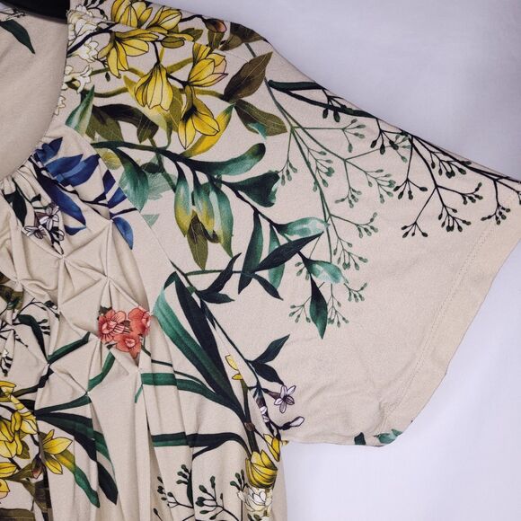 Chicos Top Size 1 Floral Smocked Touch Of Cool - Picture 4 of 11